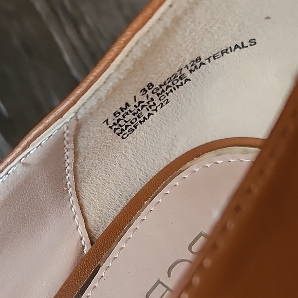 Elegant BCBGeneration Heels - Picture 2 of 8